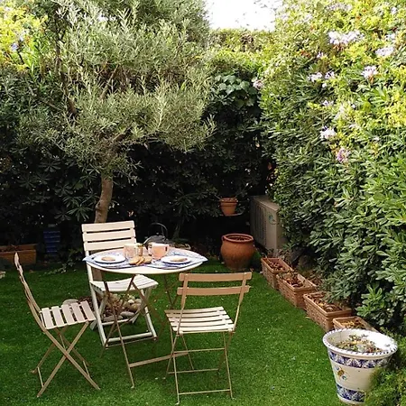 Pretty T1 With Garden By The Sea Apartment